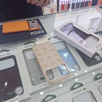 Sararan Telefon Kılıfı Ve Kaba Mağaza Müdürü Tutumu