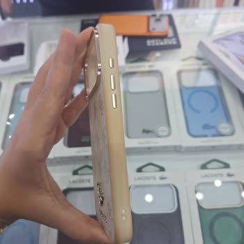 Sararan Telefon Kılıfı Ve Kaba Mağaza Müdürü Tutumu