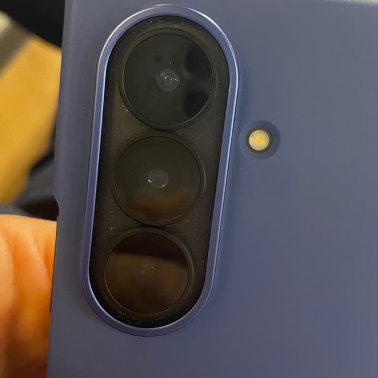 Spigen Kamera Koruması Toz Dolduruyor Ve Kamera Görünmez Hale Geliyor