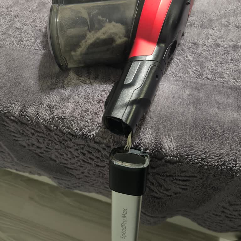 Philips SpeedPro Max Dikey Süpürge Gövdesindeki Plastik Parçanın Kırılması Ve Garanti Talebi