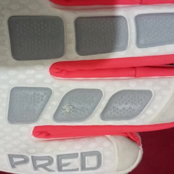 Adidas Kaleci Eldiveni Hızla Yırtıldı, İade Süreci Uzuyor