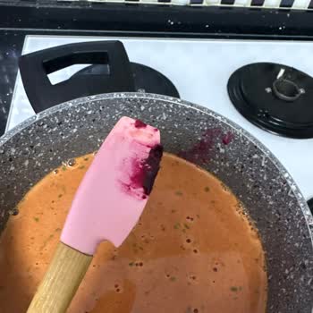Knorr Çorbasında Boya Gibi Kırmızı Madde Görüldü