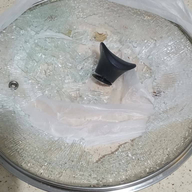 Granit Tencere Cam Kapağı Patladı, Güvenlik Tehlikesi Ve Değişim Talebi