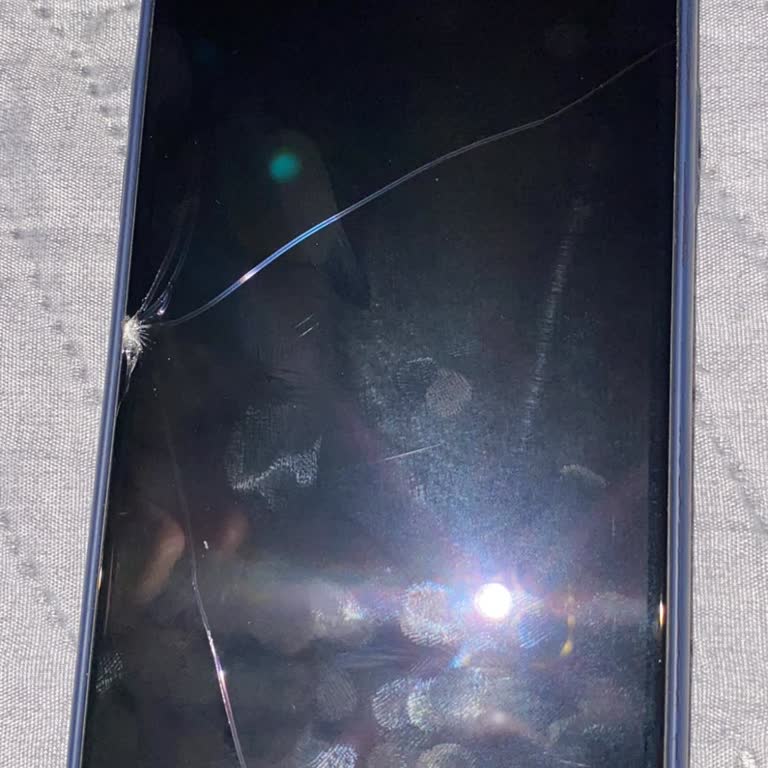 Scooter Temassız Şarj Bölgesi Telefon Ekranını Kırdı Ve Maddi Zarar Verdi