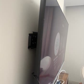 Ekran Değişimi Sonrası TV Çizik Ve Ezik Şekilde Geri Geldi, Çözüm Bekleniyor