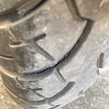 Bajaj Pulsar NS200’de Çatlamış Lastikler Garanti Kapsamına Alınmadı