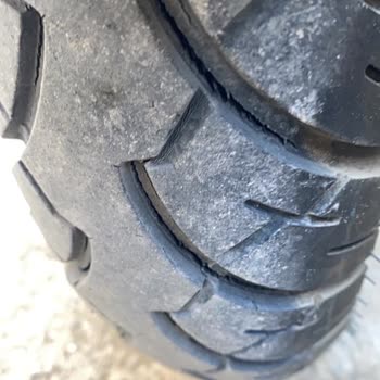 Bajaj Pulsar NS200’de Çatlamış Lastikler Garanti Kapsamına Alınmadı