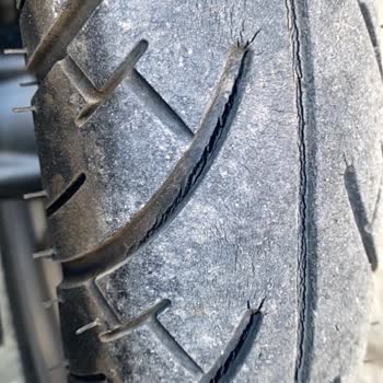 Bajaj Pulsar NS200’de Çatlamış Lastikler Garanti Kapsamına Alınmadı