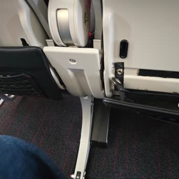 Turkish Airlines на рейсе TK216 сломано кресло, грязный столик и проблемы с питанием