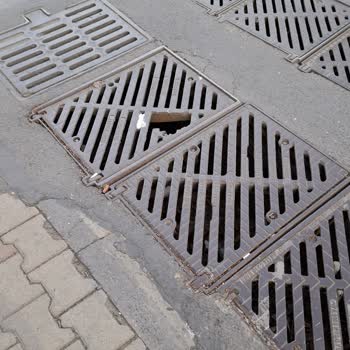 Esenyurt Stadyumunda Çocukları Tehdit Eden Yağmur Suyu Delik İçin Acil Onarım Talebi