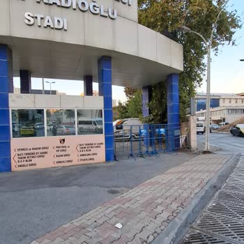 Esenyurt Stadyumunda Çocukları Tehdit Eden Yağmur Suyu Delik İçin Acil Onarım Talebi