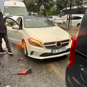 Şennik Turizm Okul Servisinin Hızlı Çarpmasıyla Aracım Ağır Hasar Gördü