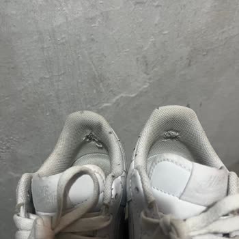 Nike Air Force 1'de Kısa Sürede Topuk Yırtılması Ve Deformasyon