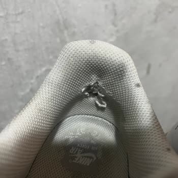 Nike Air Force 1'de Kısa Sürede Topuk Yırtılması Ve Deformasyon