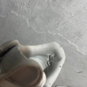 Nike Air Force 1'de Kısa Sürede Topuk Yırtılması Ve Deformasyon