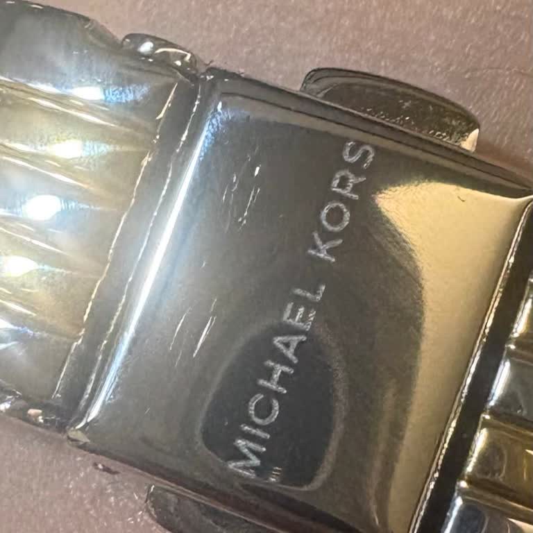 Çizik Michael Kors Saati Ve Kaba Mağaza Yetkilisinin Tutumu