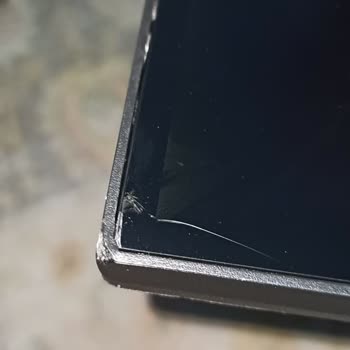 Teslim Edilen Monitörde Kırık Ekran, Media Markt'tan Belgeli Değişim Talebi
