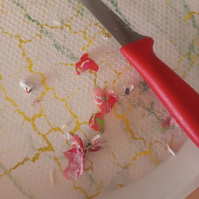 Mom Şeker Lolipopların Ambalajı Açılmakta Zor Ve Güvenlik Riski Oluşturuyor