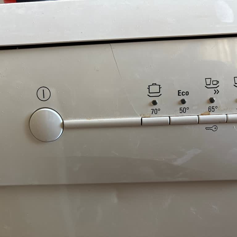 Siemens IQ300 Bulaşık Makinesinin Kontrol Paneli Kendiliğinden Çatladı