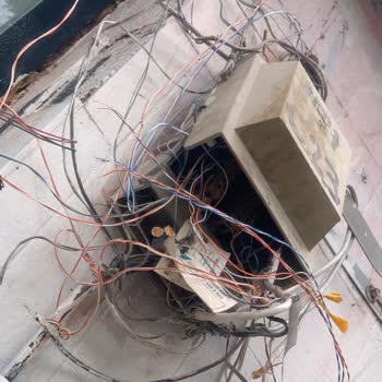 İşyeri Önündeki Dağınık Ve Güvensiz Türk Telekom Bağlantı Kutusu Ve Kablolarının Düzenlenmesi Talebi