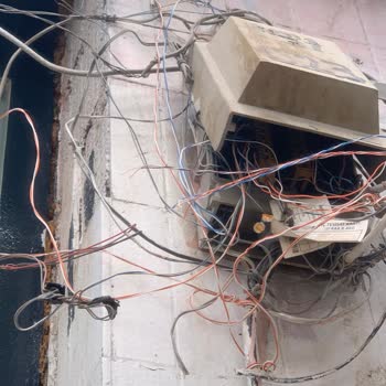 İşyeri Önündeki Dağınık Ve Güvensiz Türk Telekom Bağlantı Kutusu Ve Kablolarının Düzenlenmesi Talebi