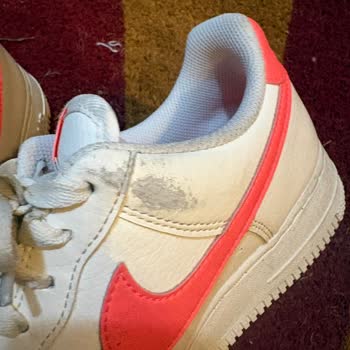 Nike Air Force 1 Ayakkabısında Erken Soyulma, Mağaza Kullanıcı Hatası Diyor