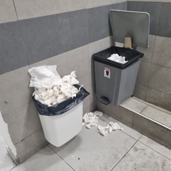 İzmir Şehir Hastanesi Erkek Mescit Ve Abdesthanelerinde Hijyen Ve Su Birikintisi Sorunu