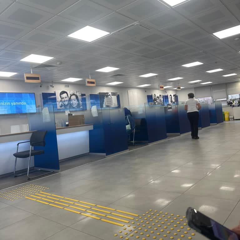 İş Bankası Şubesinde Gişe Eksikliği Ve Gürültülü Ortam Sebebiyle 40 Dakikalık Bekleme