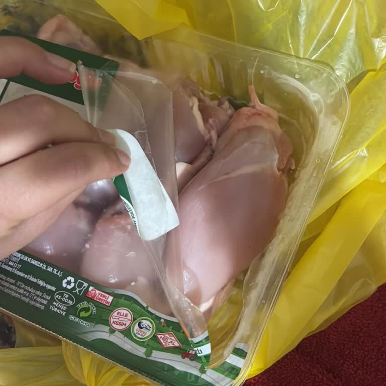 Açık Ambalajlı Çiğ Tavuk Ürününde Sağlık Riski Ve Mağaza Müdürünün Cevapsız Tutumu