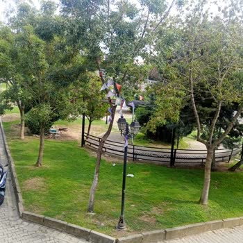 Parkta Işıklandırma Eksikliği Çocukların Güvenliğini Tehdit Ediyor