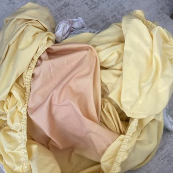 Renk Bulaşması Nedeniyle Çeyiz Pijaması Mobilya Ve Nevresim Takımını Zedeledi, Müşteri Hizmetleri Yardımsız Kaldı