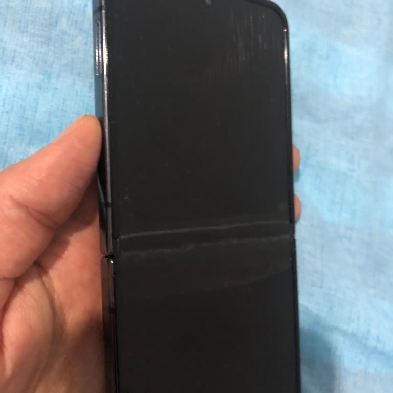 Garanti Altındaki Z Flip 4 Ekran Kırılması İçin Ücretsiz Onarım Talebi