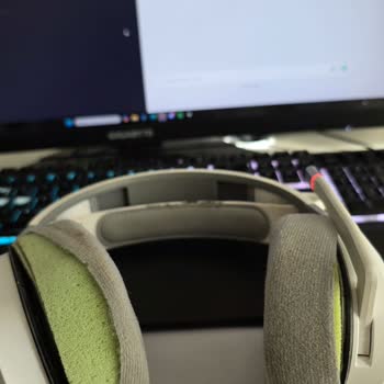 Corsair HS80 Kulaklıkta Pedlerin Çözülmesi Ve Sararma Sorunu