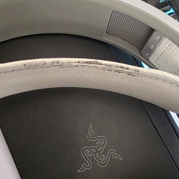 Corsair HS80 Kulaklıkta Pedlerin Çözülmesi Ve Sararma Sorunu