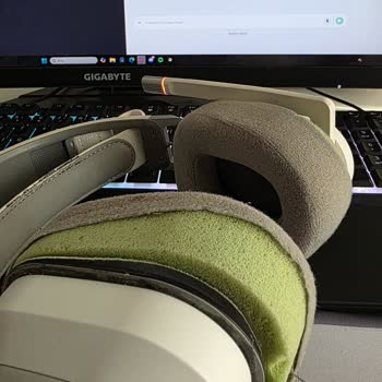 Corsair HS80 Kulaklıkta Pedlerin Çözülmesi Ve Sararma Sorunu