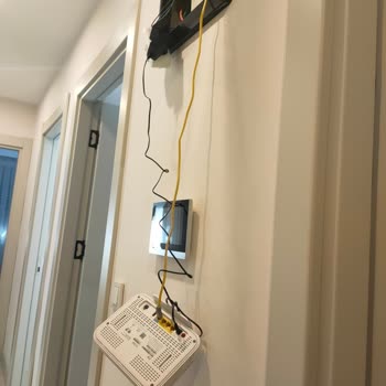 Modem Duvarda Sallanıyor Ve Açık Kablolar Güvenlik Sorunu Oluşturuyor