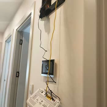 Modem Duvarda Sallanıyor Ve Açık Kablolar Güvenlik Sorunu Oluşturuyor