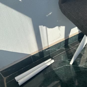 Kırık Mutfak Masası Ve Güvensiz Sandalyeler İçin Acil Değişim Talebi