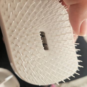 Tangle Teezer Saç Fırçasında Yağ Gibi Madde Çıktı Ve Firmadan Cevap Gelmedi