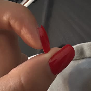 Protez Tırnaklar 13 Gün İçinde Koptu, 1200 TL İade Talebi