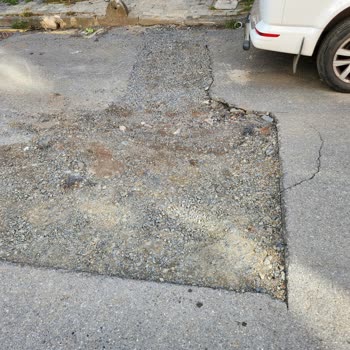 Ümraniye Huzur Mahallesi Kilitbahir Sokakta Asfalt Çukur Ve Kaldırım Taşı Sorunu Hâlâ Devam Ediyor