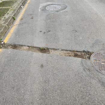 Ümraniye Huzur Mahallesi Kilitbahir Sokakta Asfalt Çukur Ve Kaldırım Taşı Sorunu Hâlâ Devam Ediyor