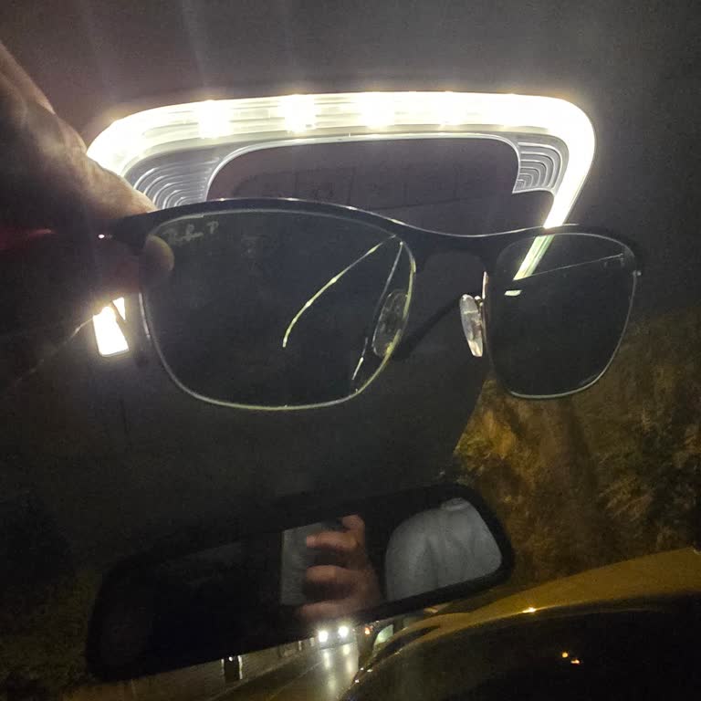 Ray-Ban Gözlüğünün Camı Çatladı, Mağaza Değişim İstemedi, Tüketici Heyeti Yanıt Bekliyor