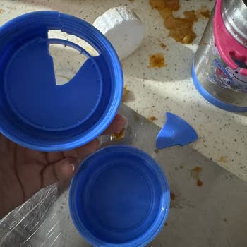 Skip Hop Termosu Patladı, Plastik Parçaları Ve Sıcak Yemek Evi Doldurdu