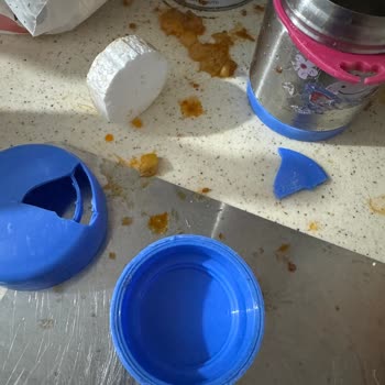 Skip Hop Termosu Patladı, Plastik Parçaları Ve Sıcak Yemek Evi Doldurdu