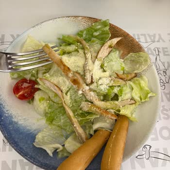 Yelken Kafede Marul Ağırlıklı Sezar Salatasının 330 TL Yanıltıcı Fiyatı