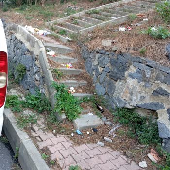 Gülibrişim Sokak'ta Çöp Konteyneri Çevresinde Sürekli Kirlilik Ve Yetersiz Temizlik