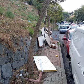 Gülibrişim Sokak'ta Çöp Konteyneri Çevresinde Sürekli Kirlilik Ve Yetersiz Temizlik