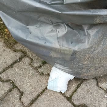 Ekşioğlu Mahallesi Otobüs Durağında Çöp Ve Bebek Bezi Sorunu Sürücü Kursu Sınavını Olumsuz Etkiliyor
