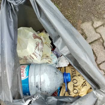 Ekşioğlu Mahallesi Otobüs Durağında Çöp Ve Bebek Bezi Sorunu Sürücü Kursu Sınavını Olumsuz Etkiliyor